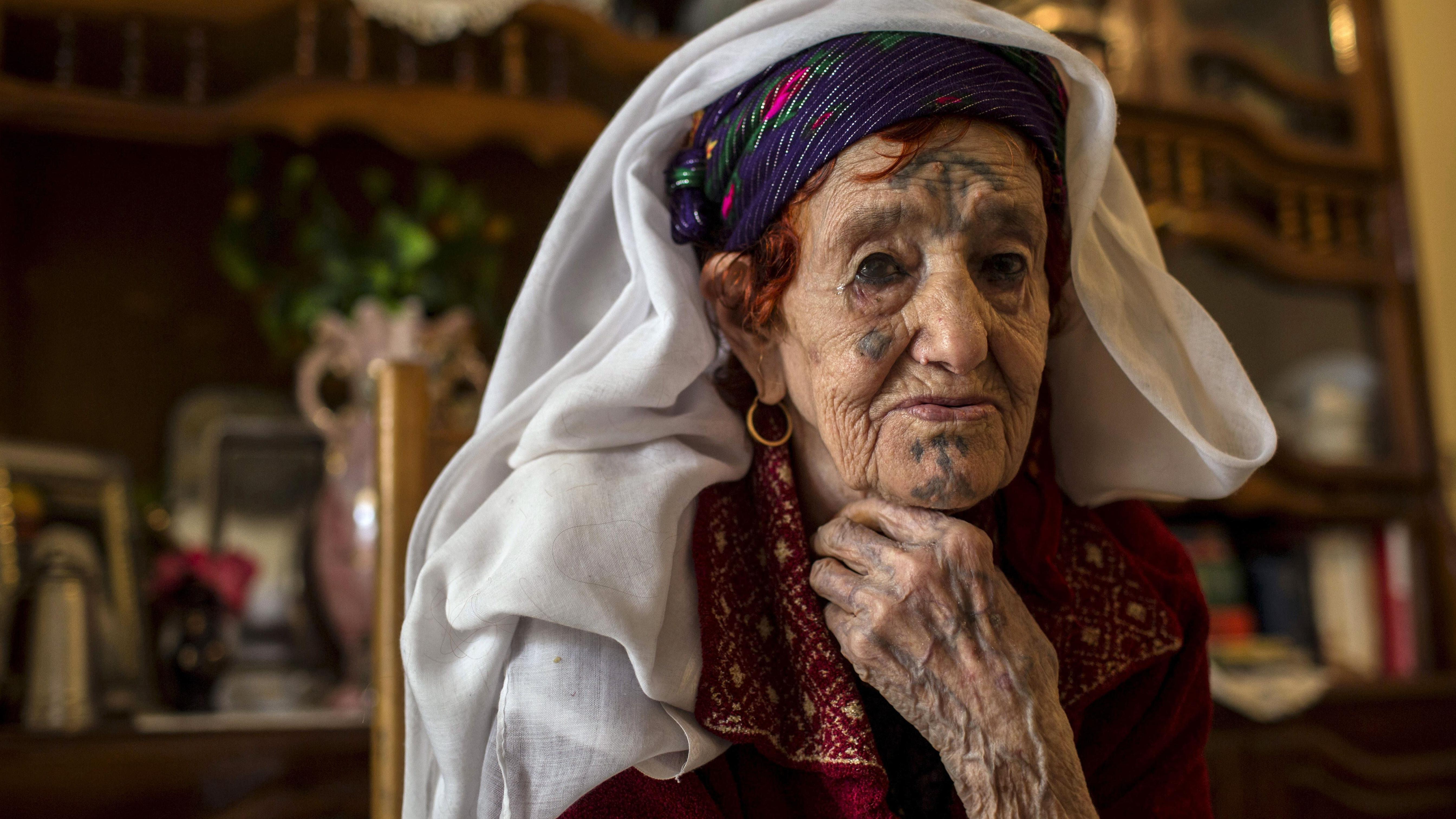 الوشم في حياة نساء عربيات: من طقوس قديمة إلى لغة حديثة للحرية 1 الوشم يزين وجه ويد امرأة أمازيغية في المغرب