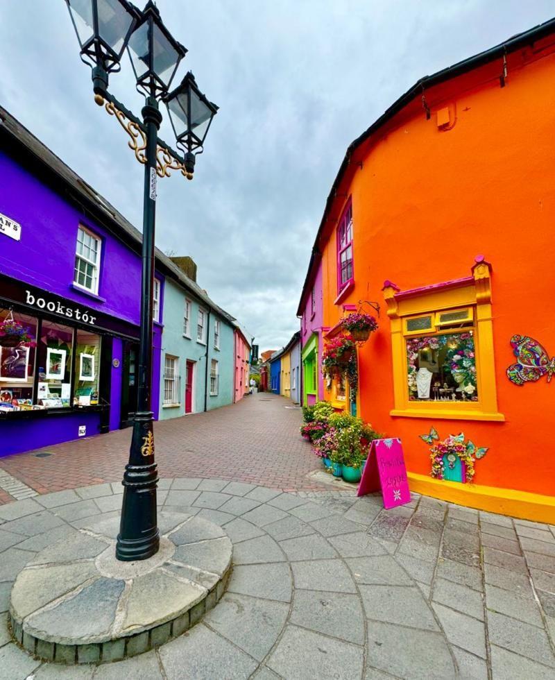 Praça em Kinsale, na Irlanda, com suas construções em cores vivas