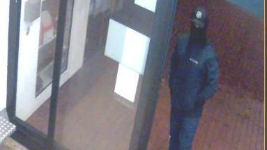 Spektakularna pljačka stotina miliona evra koju niko nije primetio 6 Maskiran čovek na snimku kamera u banci