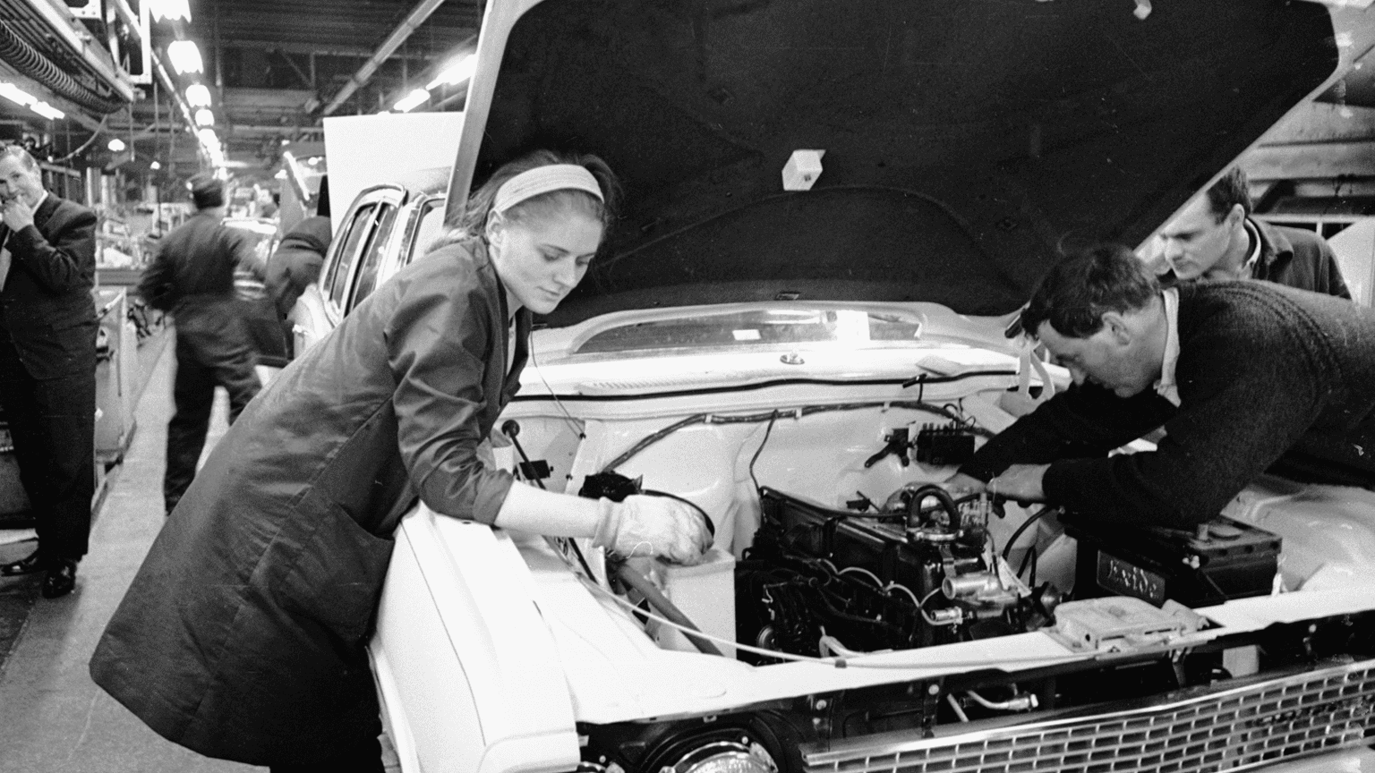 1968 年，人們在英國貝德福德郡盧頓的沃克斯豪爾汽車工廠的 Vauxhall Victor 生產線上工作
