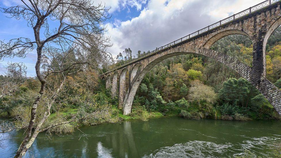 A ponte do Poço de Santiago, no vale do Vouga, em Portugal