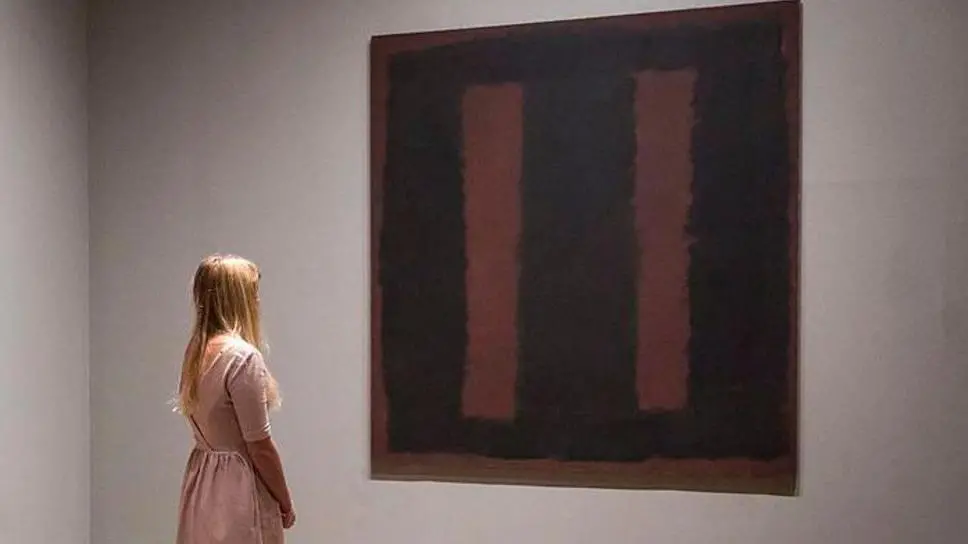 امرأة تنظر إلى لوحة فنية