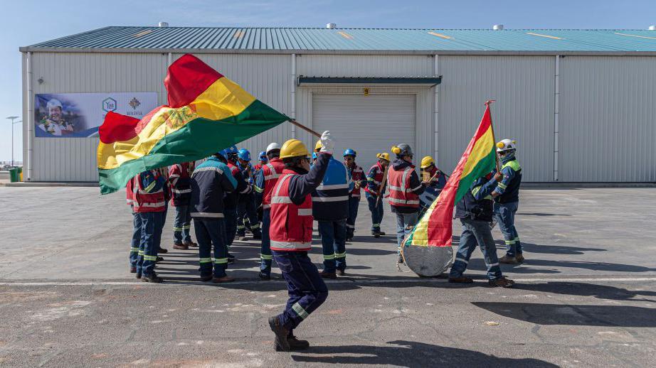Trabalhadores bolivianos se manifestam com bandeiras do país