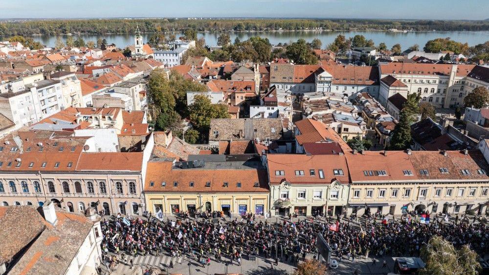 studenti iz Beograda u koloni za Novi Sad, studentsko pešačenje do novog sada, studenti pešače do novog sada