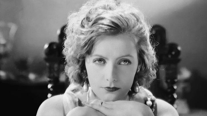 Foto em preto e branco em que Greta Garbo olha de forma séria para a câmera
