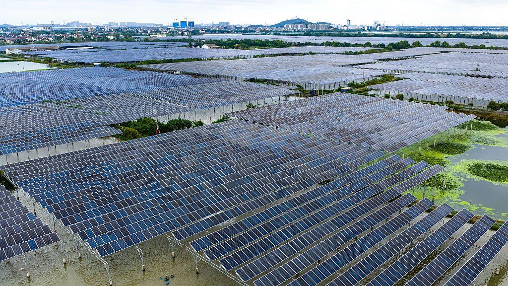 Fileiras de painéis solares na cidade de Huzhou City, província de Zhejiang, China.
