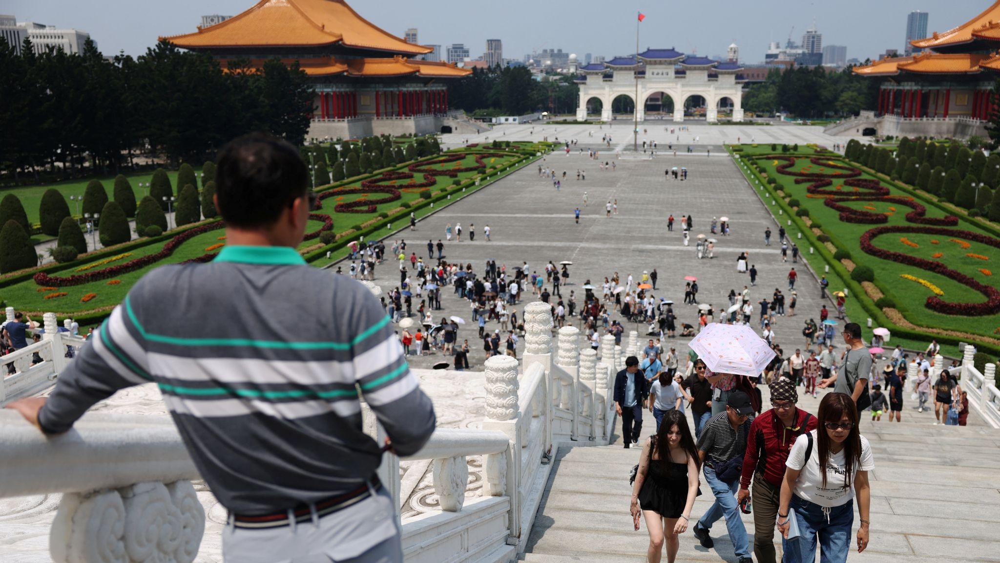 台北中正紀念堂外遊客從自由廣場階梯拾級而上（12/4/2026）