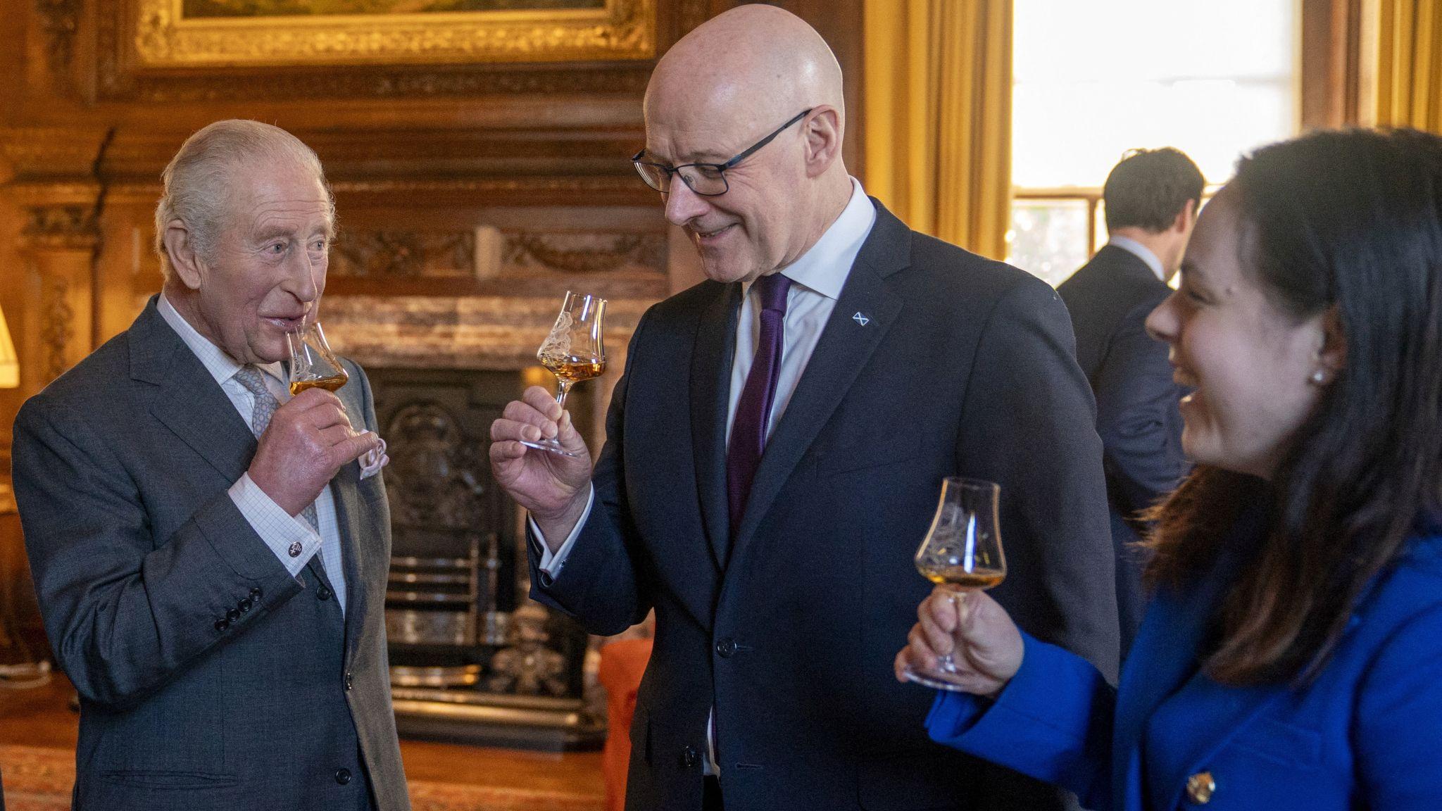 愛丁堡荷里路德宮內，英王查爾斯三世（左）與蘇格蘭首席部長施榮禮（中）和副首席部長霍寶思（右）品嚐威士忌（19/1/2026）