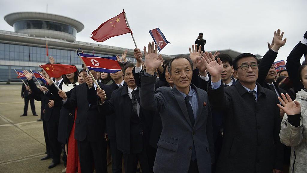 歡迎人群在平壤國際機場迎接中國外交部長王毅