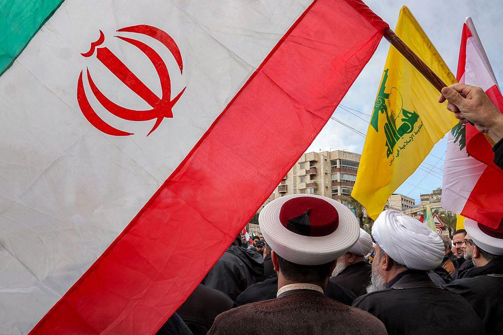 تجمّع أشخاص ورجال دين مسلمين تحت رايات إيران ولبنان وحزب الله اللبناني 