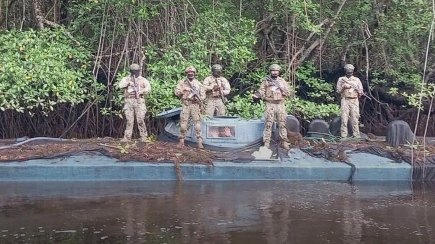Varios militares posan en la cubierta de un semisumergible incautado