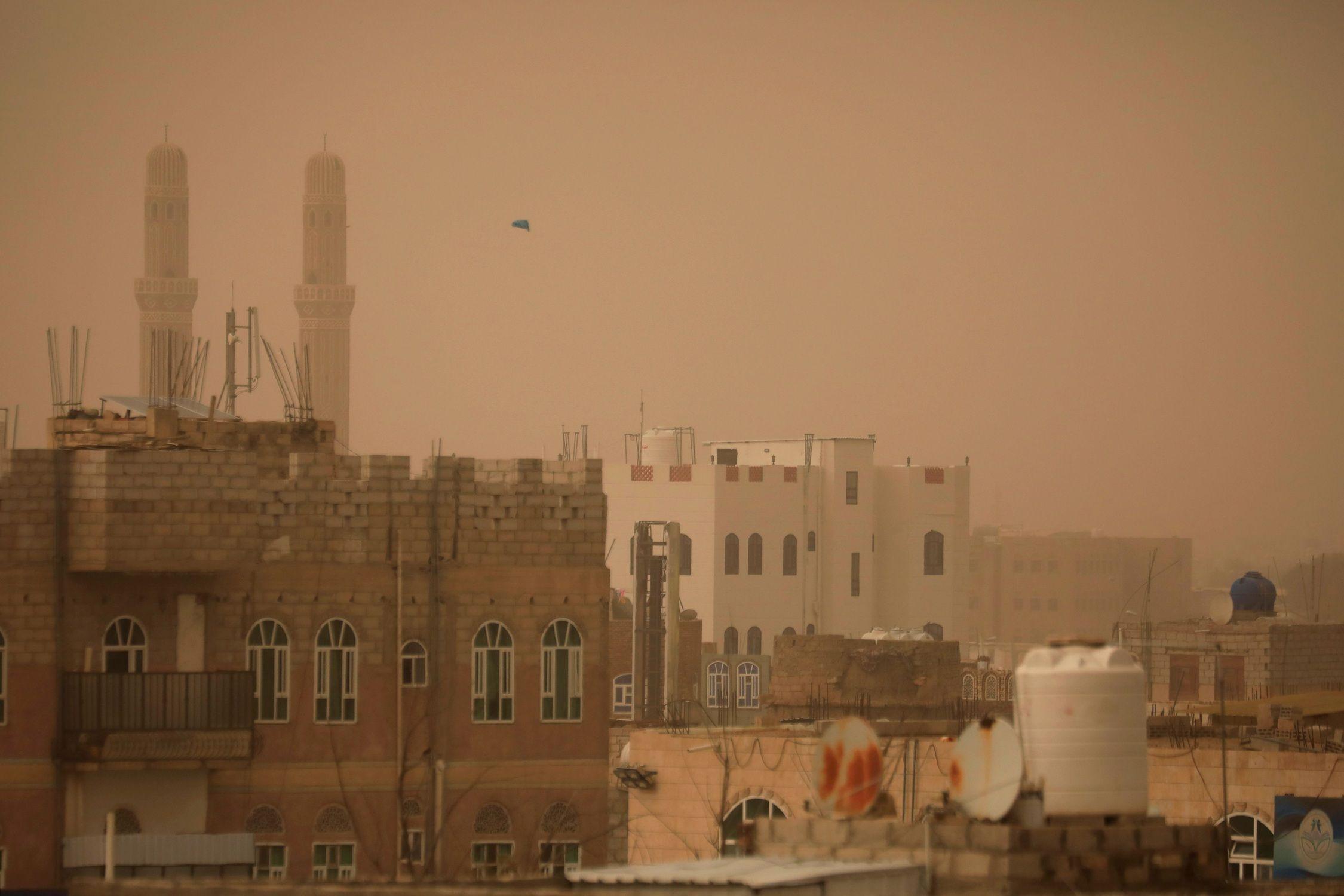 عاصفة رملية تغطي أحد أحياء صنعاء، اليمن، 02 أغسطس 2025.
