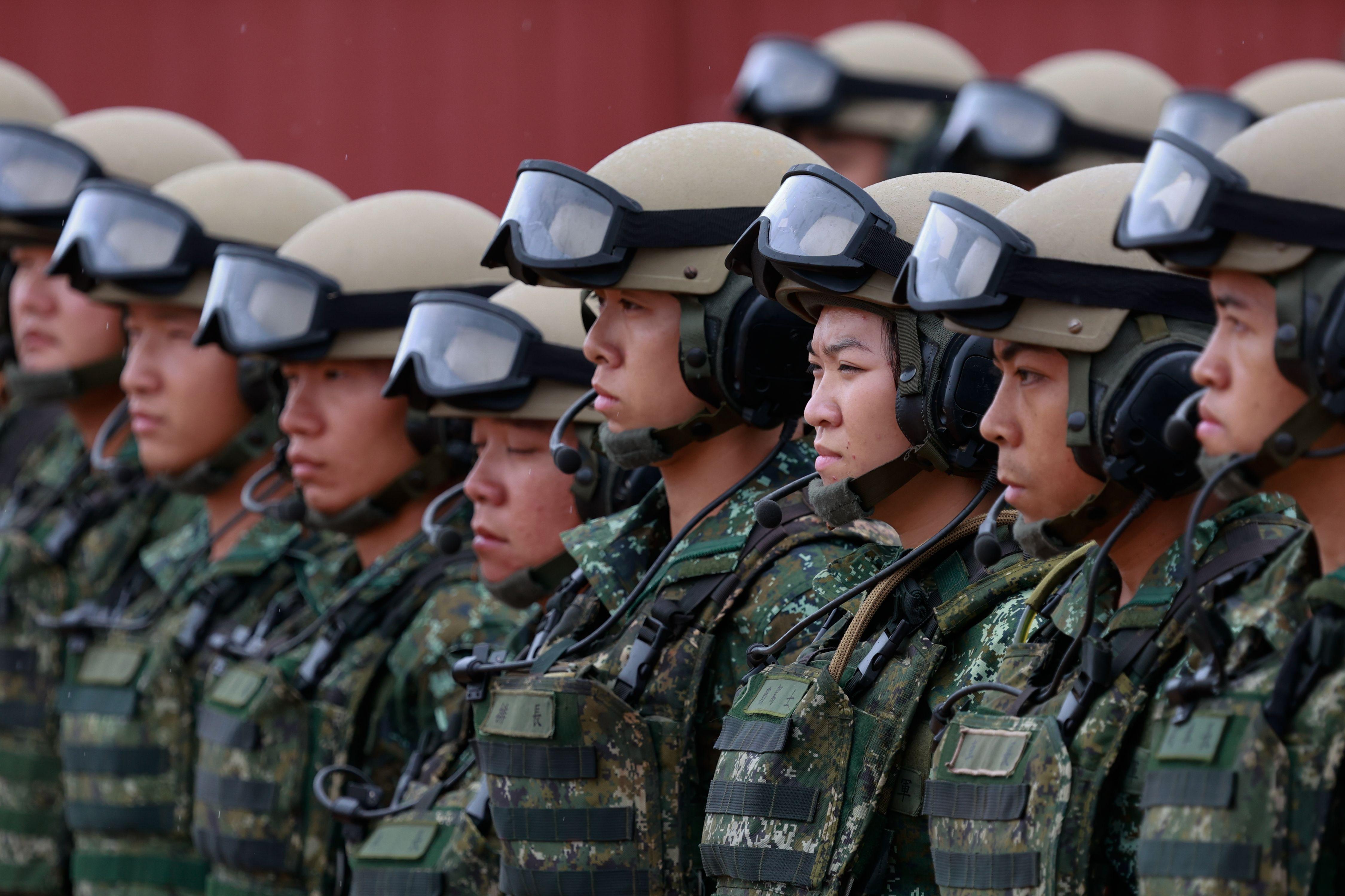 Militares em fila olhando para frente