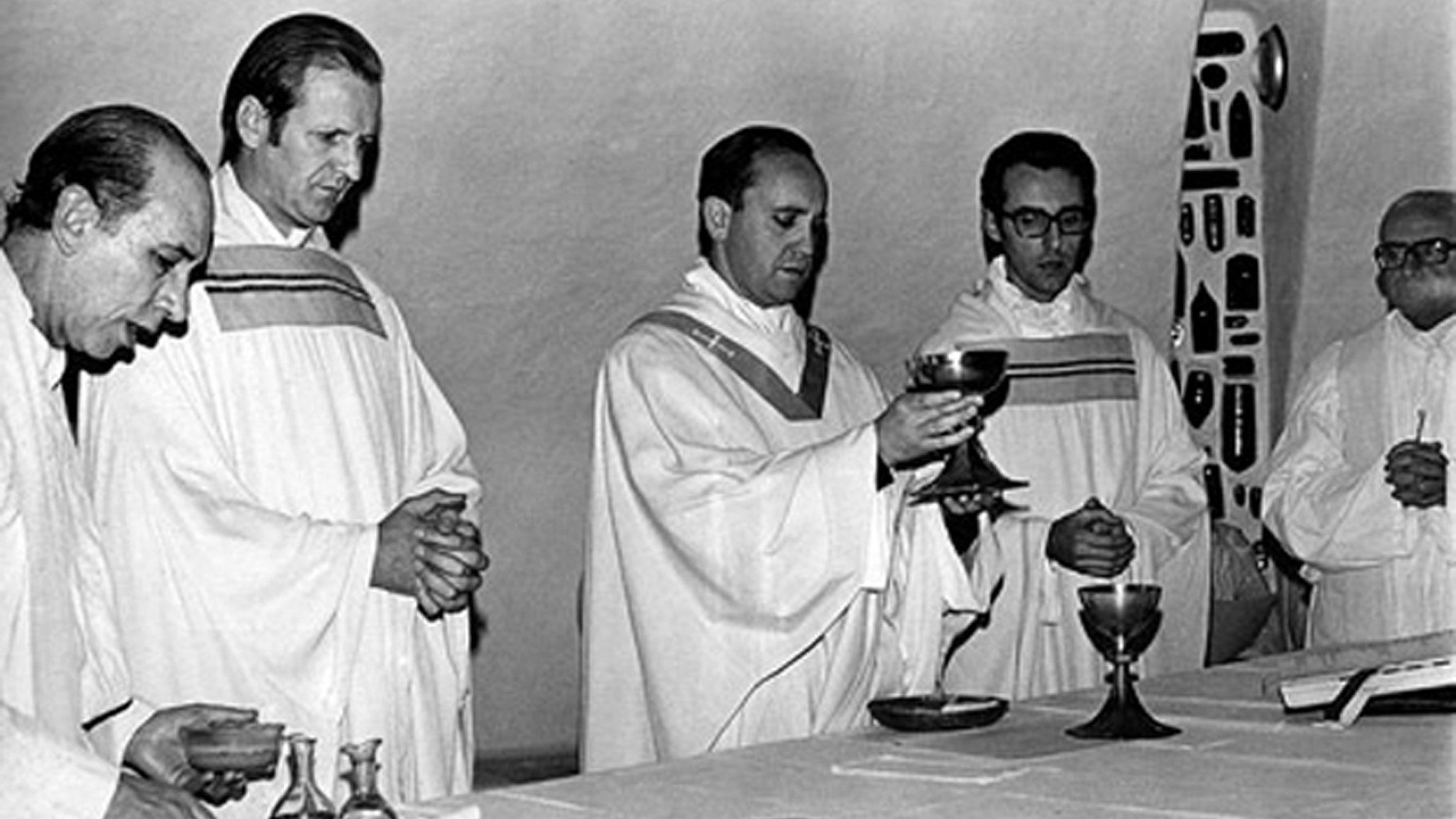 Bergoglio mais jovem durante culto