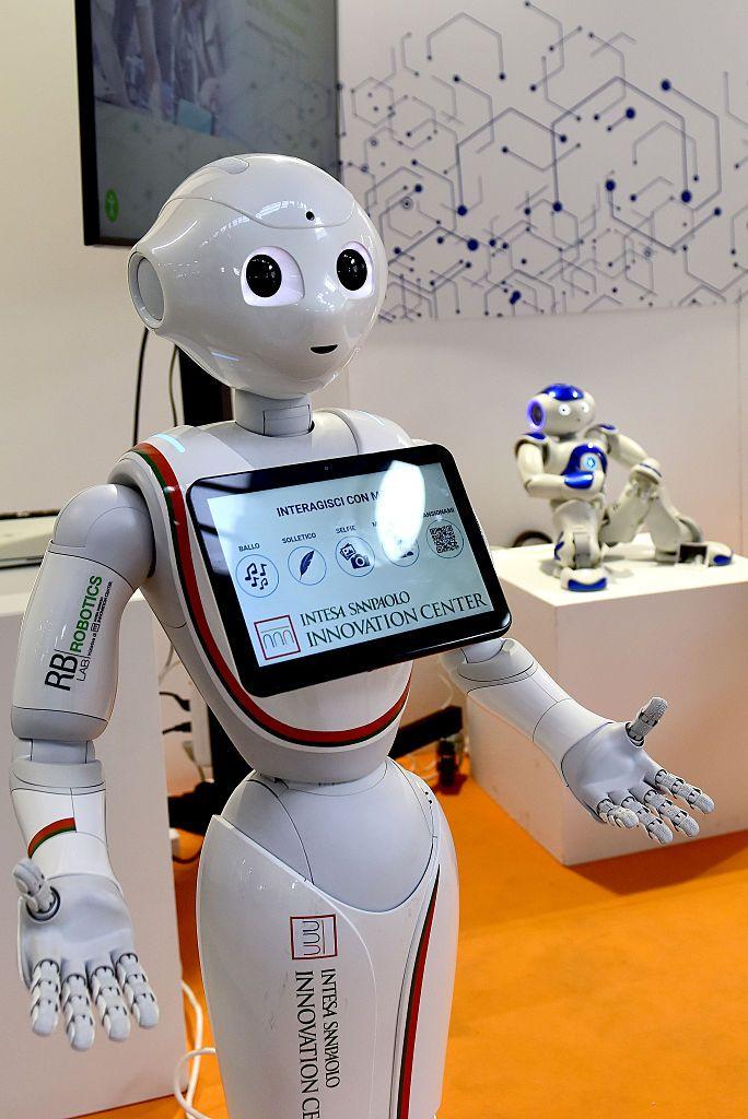 روبوتات صغيرة في جناح بنك إنتيسا سان باولو في معرض "ميكر فير روما"، في المنطقة المميزة من غازوميترو أوستينسي، بتاريخ ١٧ أكتوبر ٢٠٢٥ في روما