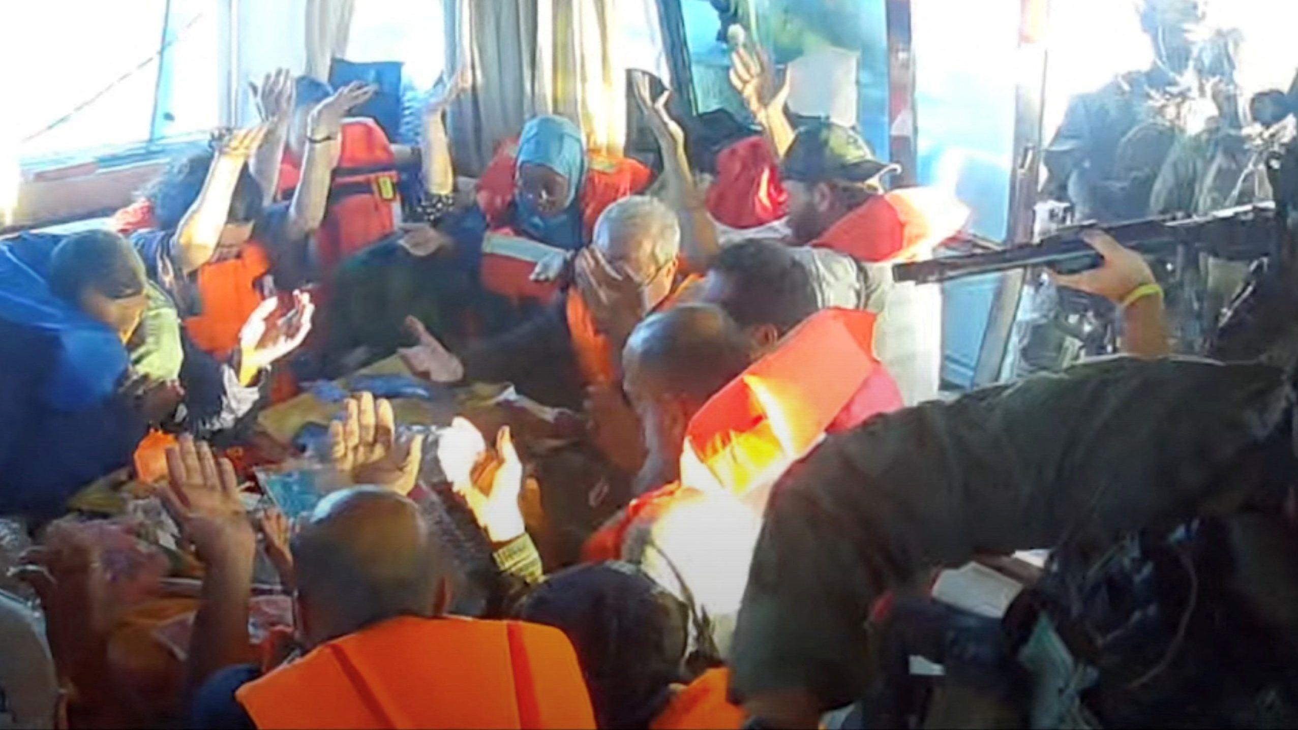 إسرائيل تواجه إدانات دولية عقب اعتراضها "أسطول الصمود العالمي" المتجه لغزة 1 أفراد أسطول الصمود يرفعون أيديهم بعد أن صعدت قوات البحرية الإسرائيلية على متن سفينة "فلوريدا" المتجهة إلى غزة