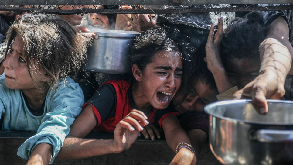 Niños piden comida en Gaza.
