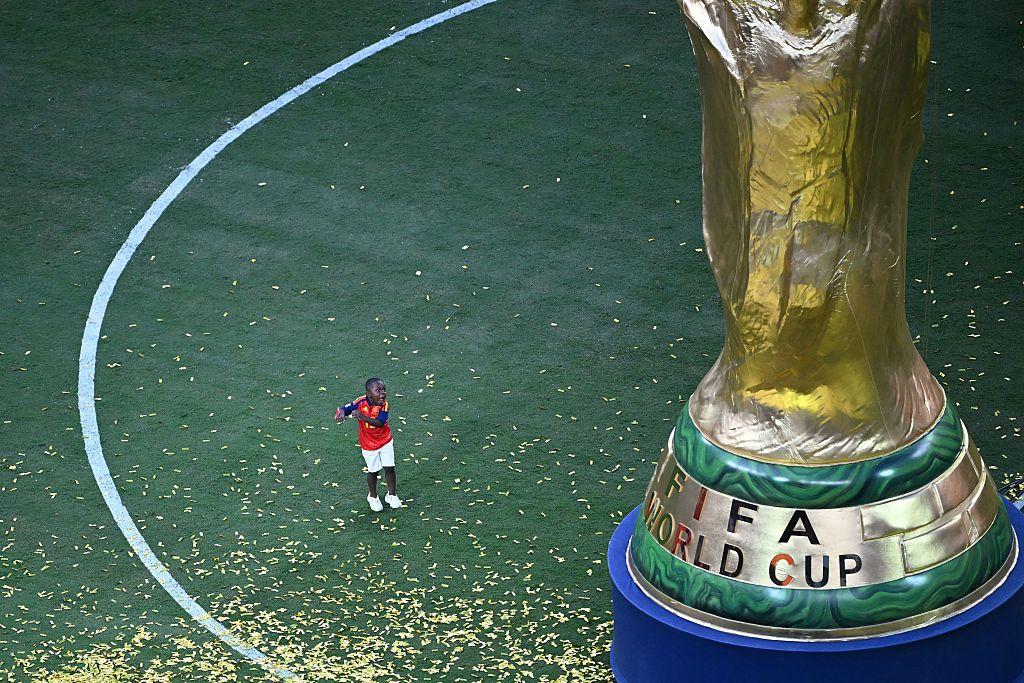 El pequeño hermano de Lamine Yamal, Keyne, junto a un decorado del trofeo.