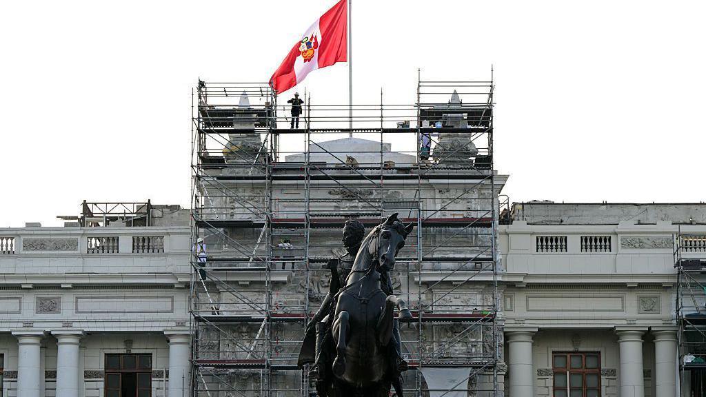 Fachada en obras de la sede del Congreso de Perú y el monumento ecuestre a su frente.  