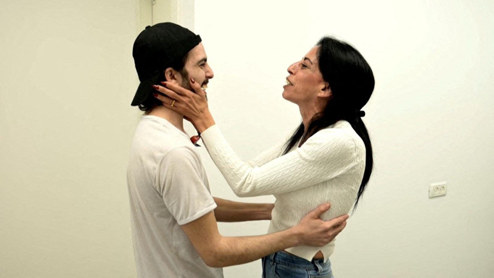 Matan Zangauker se reencuentra con su madre tras ser liberado y repatriado a Israel.