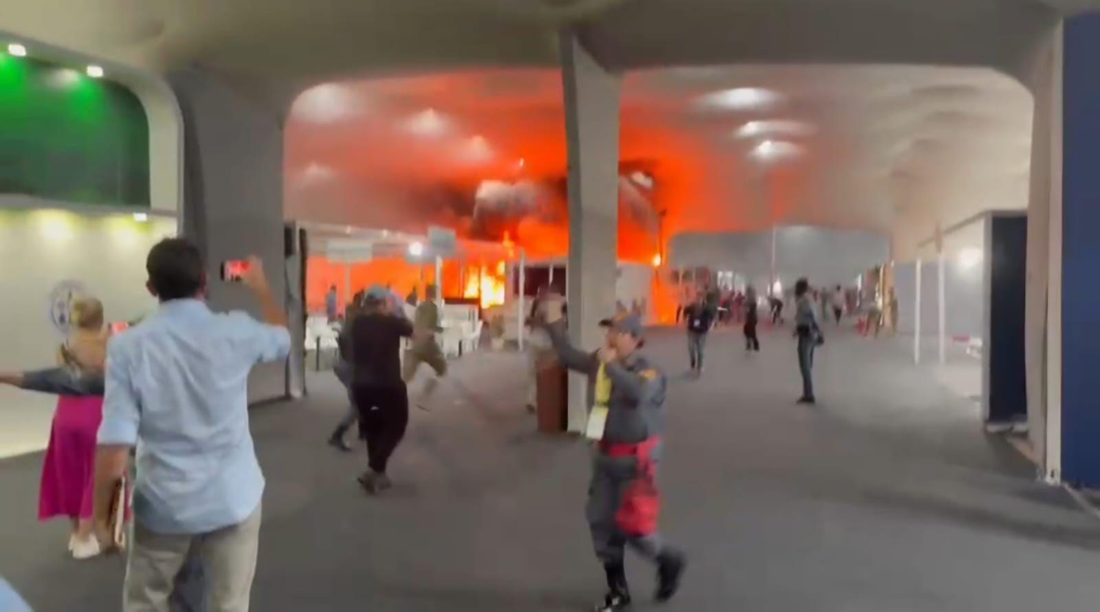 cena de incêndio em pavilhão