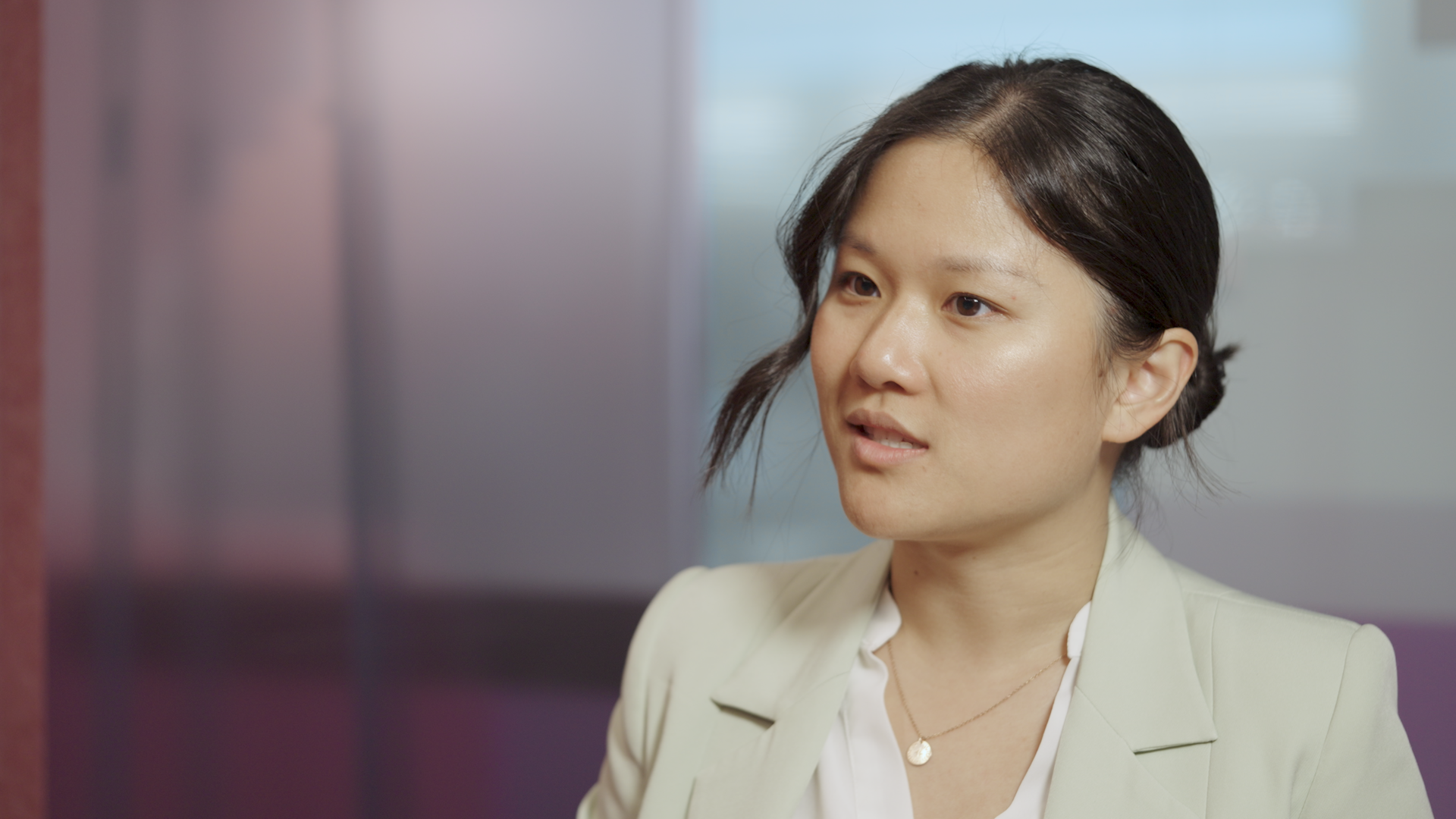 Retrato da jornalista e engenheira Karen Hao, autora do livro Empire of AI, em trajes sociais, durante entrevista na sede da BBC