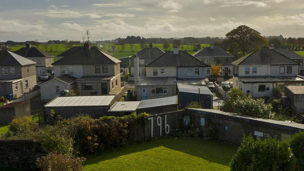 En Tuam (Irlanda), se puede ver una vista general del antiguo emplazamiento del hogar para madres y bebés Bon Secours y del jardín conmemorativo donde se cree que están enterrados 796 niños.