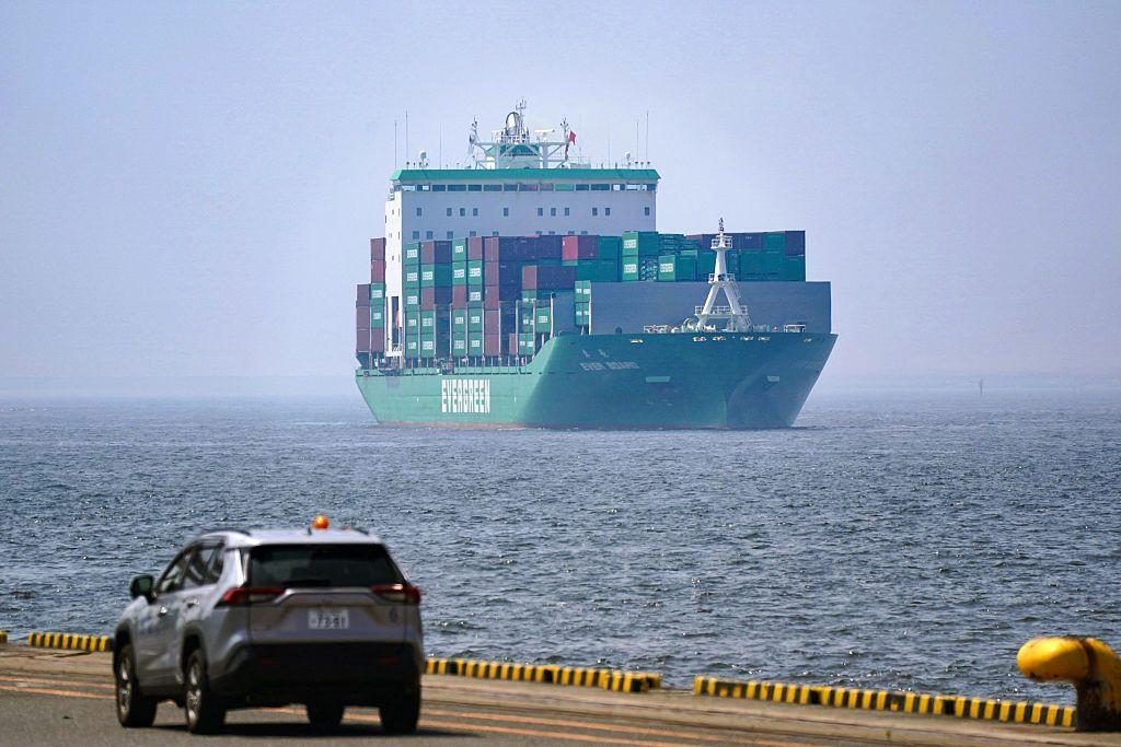 Un barco de carga llega a la terminal de carga internacional del puerto de Tokio el 8 de julio de 2025.
