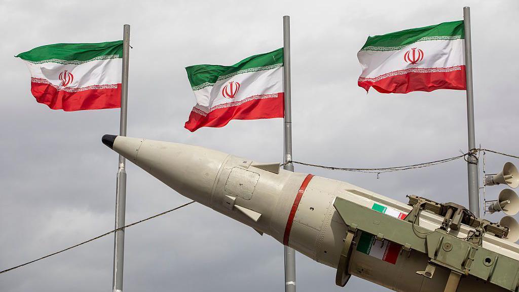 Msiles fabricados por las fuerzas armadas de Irán junto a una hilera de banderas iraníes durante las conmemoraciones del aniversario de la Revolución Islámica de 1979.