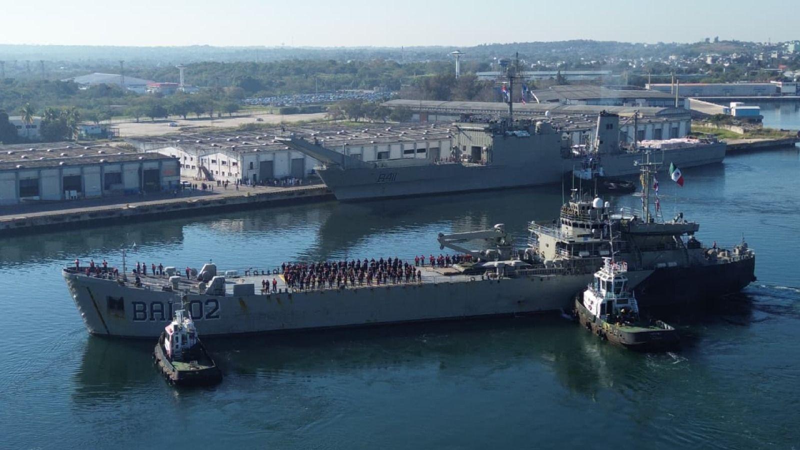 Uno de los buques que zarparon de México a Cuba en el puerto de Veracruz