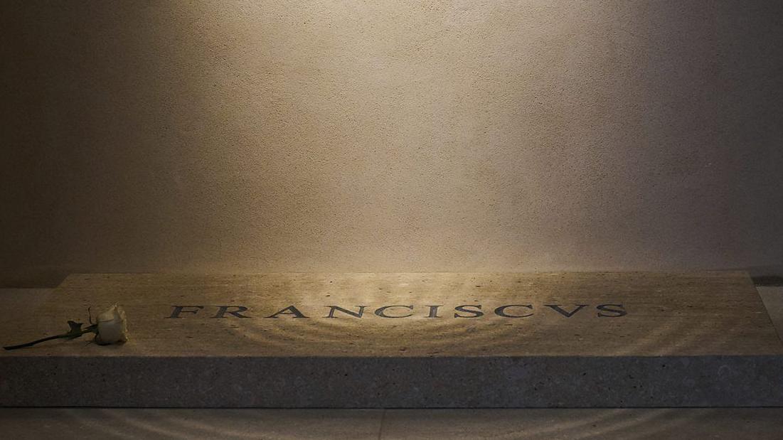 قبر بابا الفاتيكان الراحل فرنسيس الثاني 