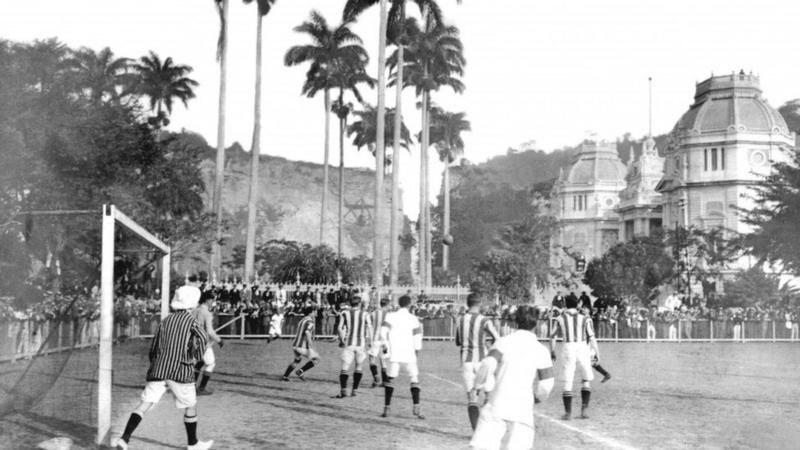 Partida no est&aacute;dio de Laranjeiras, no Rio
