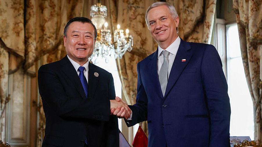 El presidente electo de Chile, José Antonio Kast (derecha), conversa con el ministro de Vivienda y Desarrollo Urbano-Rural de China, Ni Hong, durante una reunión celebrada en el Palacio Cousino de Santiago.
