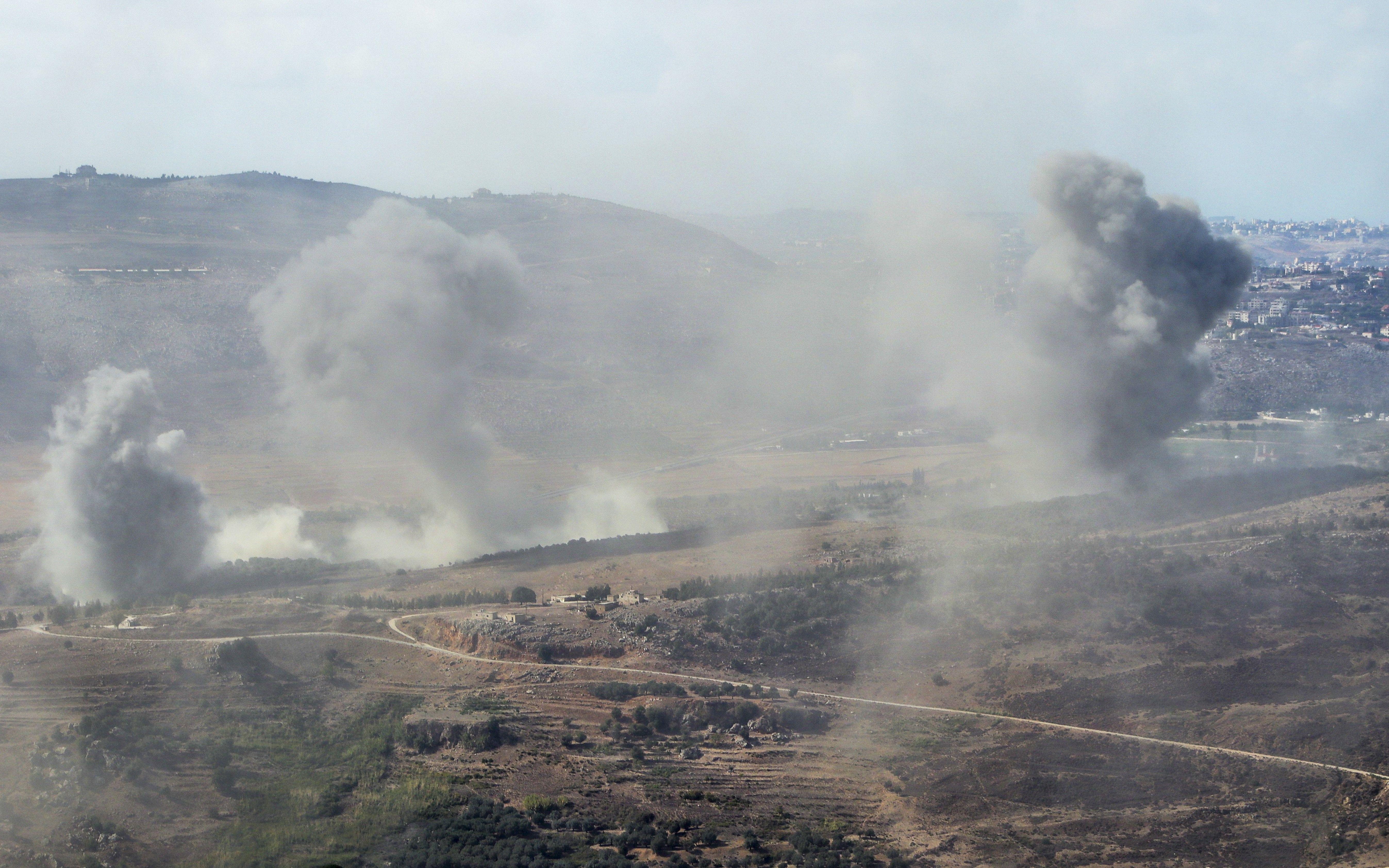 تصعيد في جنوب لبنان: هل ينذر توغل بليدا بتوسع الحرب؟ 3 تصاعد الدخان من منطقة النبطية جنوب لبنان، إثر غارات جوية إسرائيلية نُفذت رغم سريان وقف إطلاق النار، في 20 أكتوبر 2025.