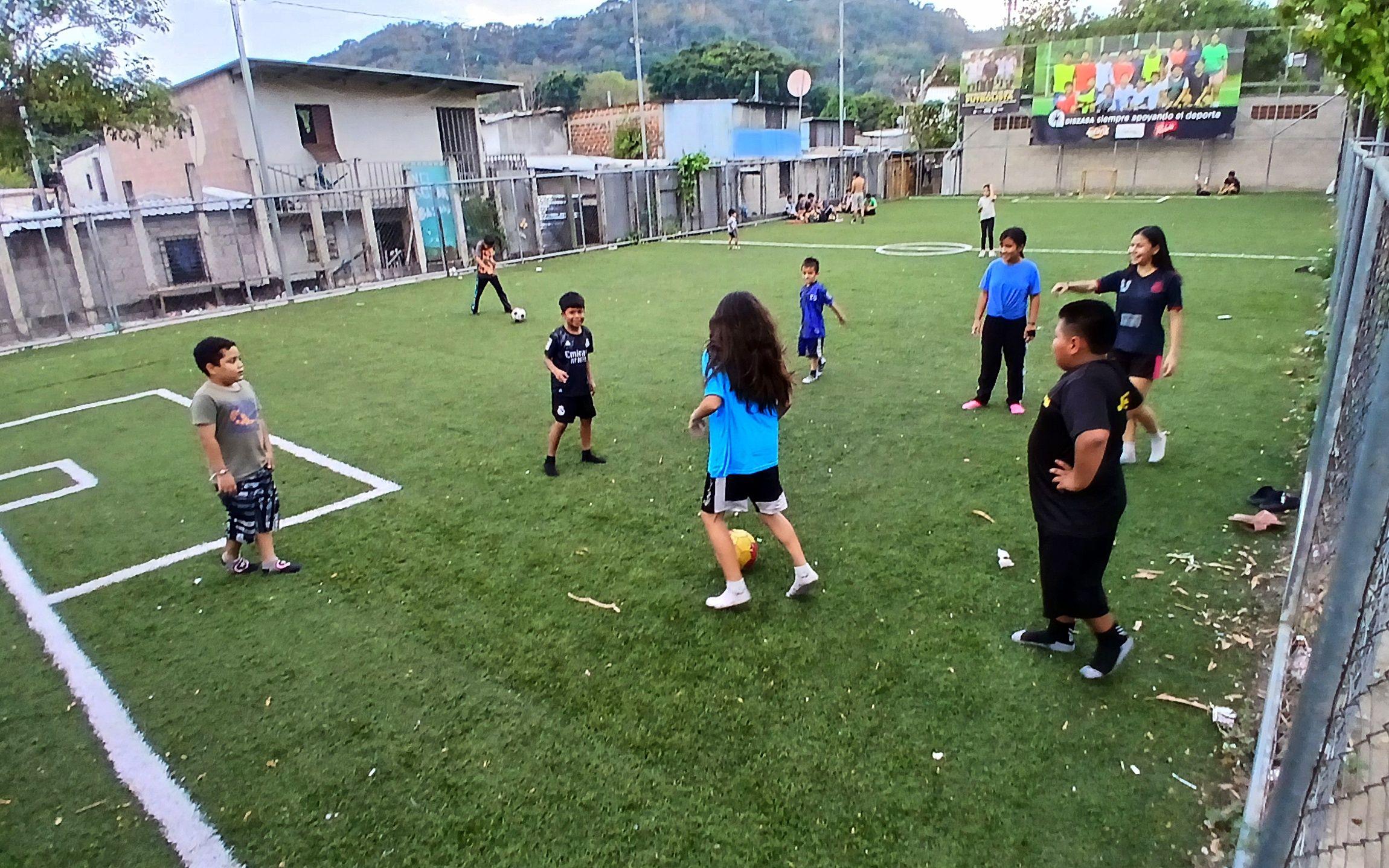 Niños jugando fútbol en la colonia San Rafael de Santa Tecla, El Salvador.