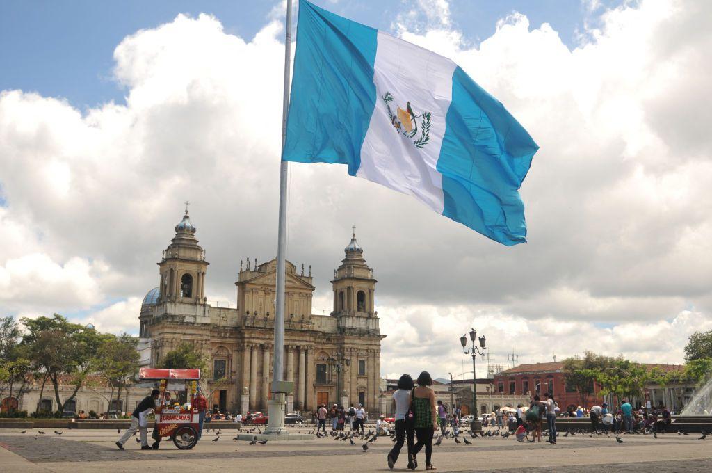 Una imagen de Totonicapán con una bandera de Guatemala.