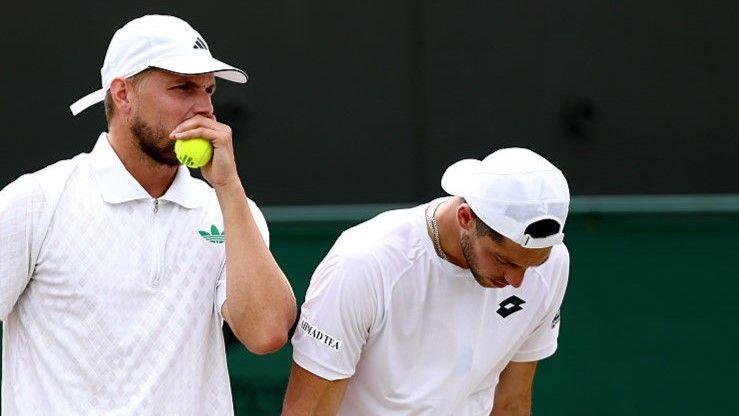 Wimbledon: Glasspool & Cash break in doubles final, Hewett & Reid serving to force decider