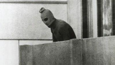 Muškarac sa maskom na glavi