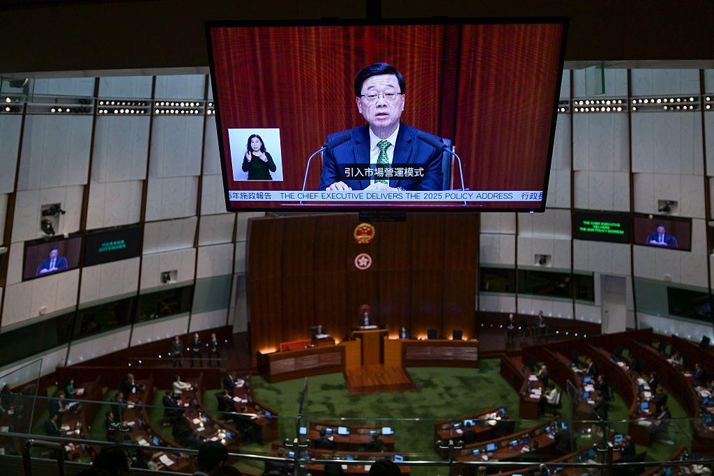 立法會的會議室內，大屏幕上展示香港特首李家超正發表新一份施政報告。