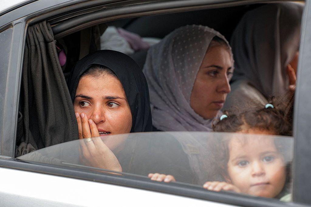 ماذا نعرف عن القبائل السوريّة؟ وما علاقتها بالدولة؟ 5 نساء من البدو في طريقهنّ إلى درعا