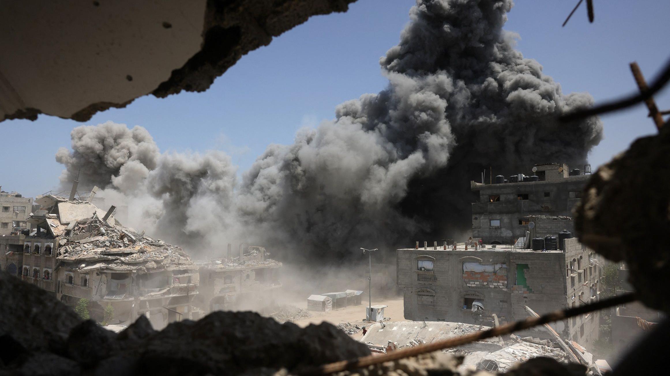 لقطة علوية - تصاعد الدخان والحطام إثر غارة إسرائيلية على منزل غرب جباليا، شمال قطاع غزة، في الأول من يونيو/حزيران 2025، في خضم الحرب بين إسرائيل وحركة حماس الفلسطينية. 