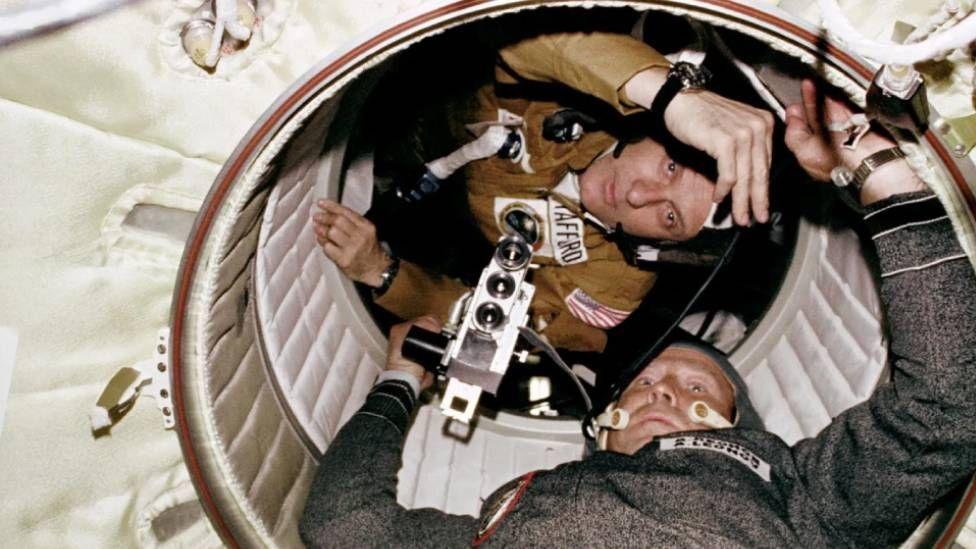 El astronauta estadounidense Thomas P. Stafford y el cosmonauta soviético Aleksey A. Leonov durante la misión
