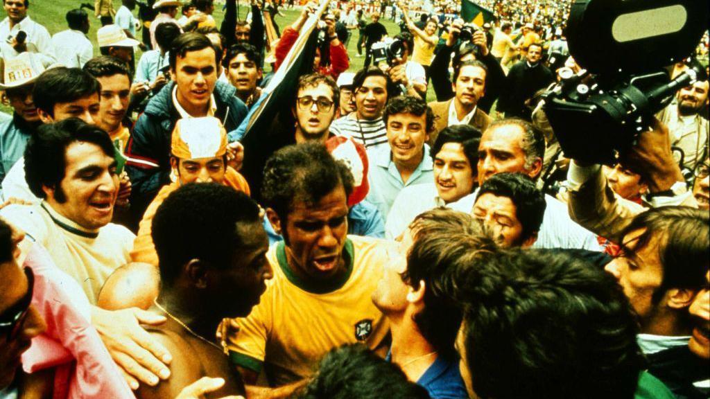 Pel&eacute; e outros jogadores comemoram a vit&oacute;ria na final da Copa do Mundo de 1970