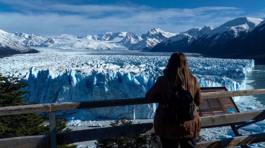 Una mujer observa el glaciar Perito Moreno.