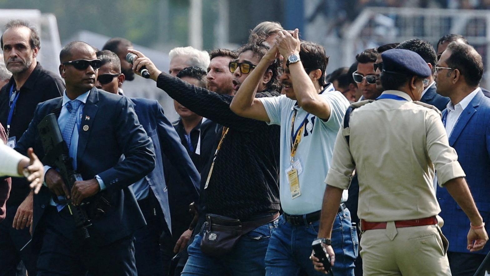 一大群男子在球場上圍住梅西（13/12/2025）