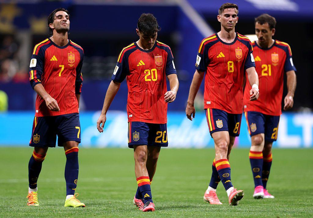 Jugadores de España salen de la cancha