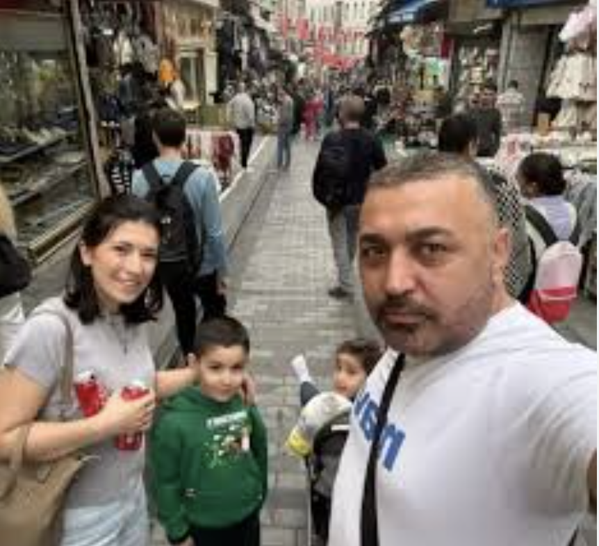 Žena, dva dečaka i muškarac prave selfi na ulici u Istanbulu