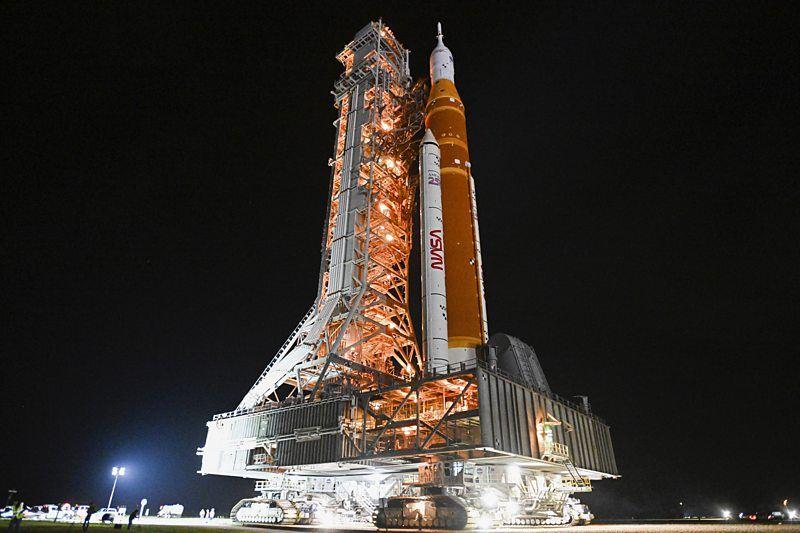 Foguete da miss&atilde;o Artemis 2, em vis&atilde;o noturna, na plataforma de lan&ccedil;amento