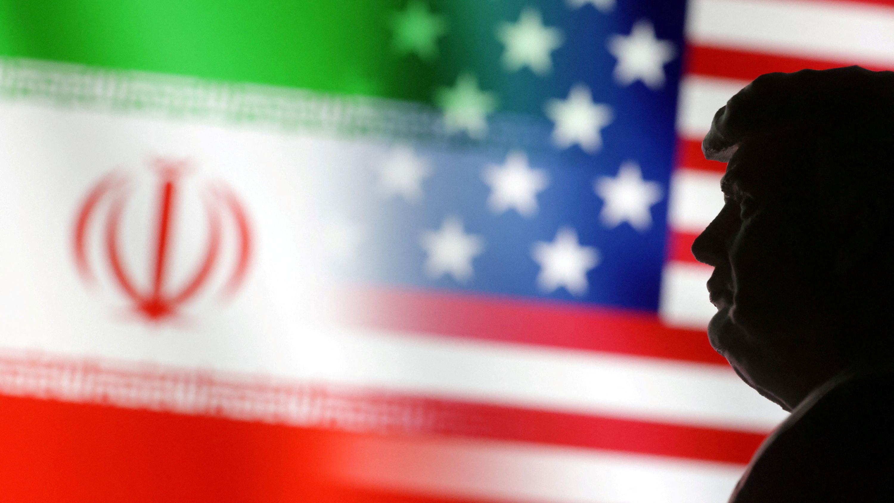 رسم توضيحي يُظهر الرئيس الأمريكي دونالد ترامب، وعلمي الولايات المتحدة وإيران