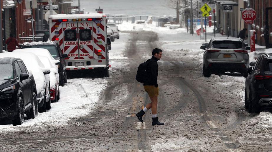 지난 27일, 한 사람이 밤새 눈 폭풍이 지난 브루클린의 거리를 걸어가고 있다.